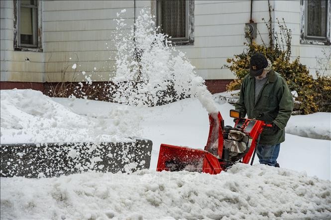 Người dân dọn tuyết trên đường phố tại Concord, New Hampshire, Mỹ, ngày 4/2/2022. (Ảnh tư liệu: AFP/TTXVN)