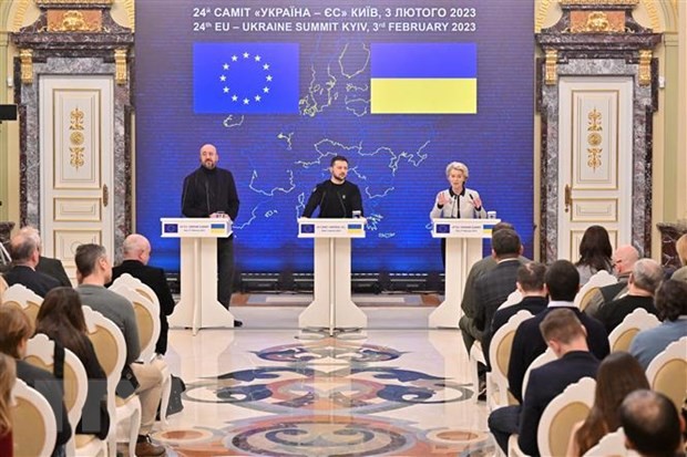 Tổng thống Ukraine Volodymyr Zelensky (giữa), Chủ tịch Ủy ban châu Âu Ursula von der Leyen (phải), Chủ tịch Hội đồng châu Âu Charles Michel (trái) tại cuộc họp báo ở Kiev, Ukraine, ngày 3/2/2023. (Ảnh: AFP/TTXVN)