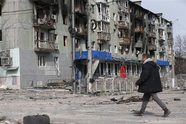 Tòa nhà bị hư hại do xung đột tại Mariupol, Ukraine, ngày 17/4/2022. (Ảnh: THX/TTXVN)