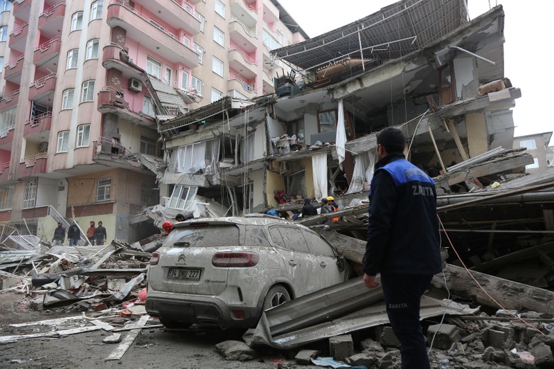 Lực lượng cứu hộ tìm kiếm những người sống sót tại 1 tòa nhà bị hư hại sau trận động đất ở Diyarbakir, Thổ Nhĩ Kỳ, ngày 6/2/2023. (Ảnh: Reuters)