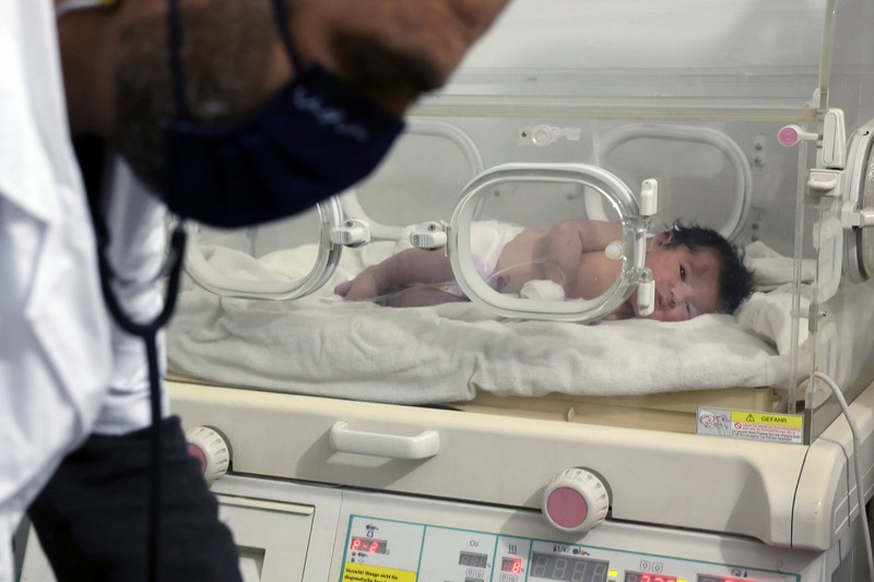 Bé gái chào đời dưới đống đổ nát trong động đất đang được chăm sóc đặc biệt tại 1 bệnh viện nhi ở thị trấn Afrin, tỉnh Aleppo, Syria, ngày 7/2/2023. (Ảnh: AP)