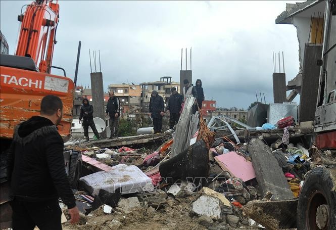 Lực lượng cứu hộ tìm kiếm nạn nhân tại hiện trường đổ nát sau trận động đất ở Jableh, tỉnh Latakia, Syria, ngày 6/2/2023. (Ảnh: THX/TTXVN)
