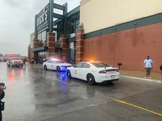 Cảnh sát tại hiện trường vụ xả súng ở Trung tâm mua sắm Greenwood Park, bang Indiana, Mỹ, ngày 17/7/2022. (Ảnh minh họa: Fox 59) 