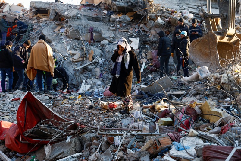 Người dân tìm kiếm trong đống đổ nát sau trận động đất ở Kahramanmaras, Thổ Nhĩ Kỳ, ngày 8/2/2023. (Ảnh: Reuters)
