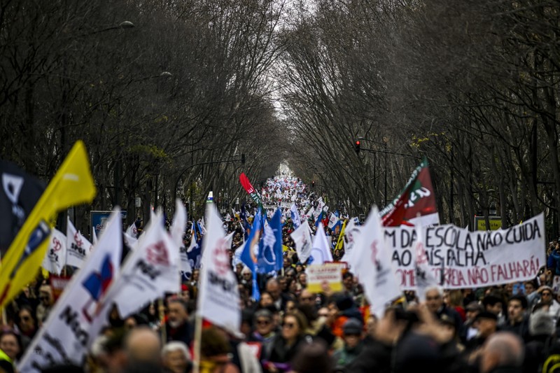 Giáo viên tham gia tuần hành yêu cầu tăng lương tại Lisbon, Bồ Đào Nha, ngày 11/2/2023. (Nguồn: AFP/TTXVN)