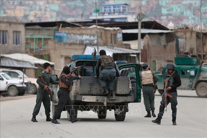 Lực lượng an ninh Afghanistan được triển khai tại khu vực đền thờ đạo Sikh-Hindu ở thủ đô Kabul, nơi xảy ra vụ tấn công ngày 25/3/2020. (Ảnh minh họa: AP/TTXVN)