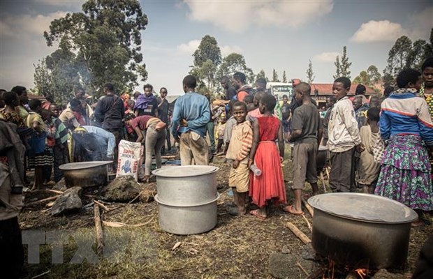 Tình nguyện viên chuẩn bị bữa ăn cứu trợ cho người tị nạn tại Kanyarushinya, phía bắc Goma, CHDC Congo. (Ảnh: AFP/TTXVN)