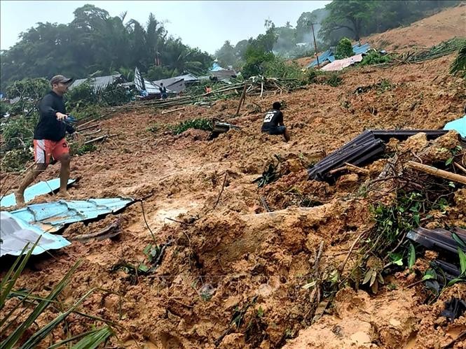 Hiện trường vụ lở đất tại làng Pangkalan ở huyện Natuna, Riau, Indonesia ngày 6/3/2023. (Ảnh: THX/TTXVN)