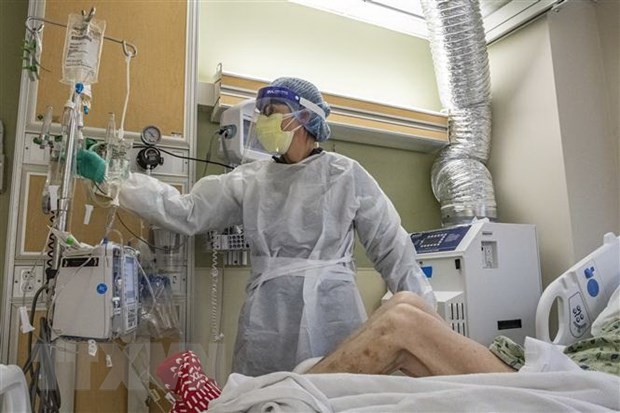 Nhân viên y tế chăm sóc bệnh nhân mắc Covid-19 tại bệnh viện ở West Roxbury, bang Massachusetts, Mỹ. (Ảnh: AFP/TTXVN)