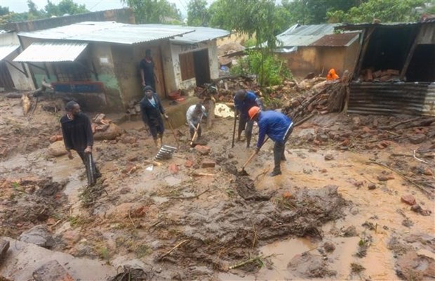 Lực lượng cứu hộ dọn bùn sau bão Freddy tại Blantyre, Malawi. (Ảnh: THX/TTXVN)