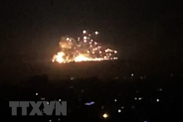 Khói lửa bốc lên sau một vụ không kích xuống vùng ngoại ô Damascus, Syria. (Ảnh: AFP/TTXVN)