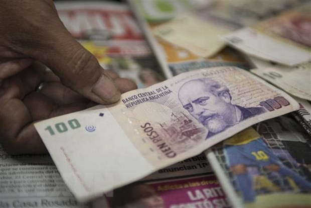 Đồng tiền mệnh giá 100 peso của Argentina. (Ảnh: AFP/TTXVN)
