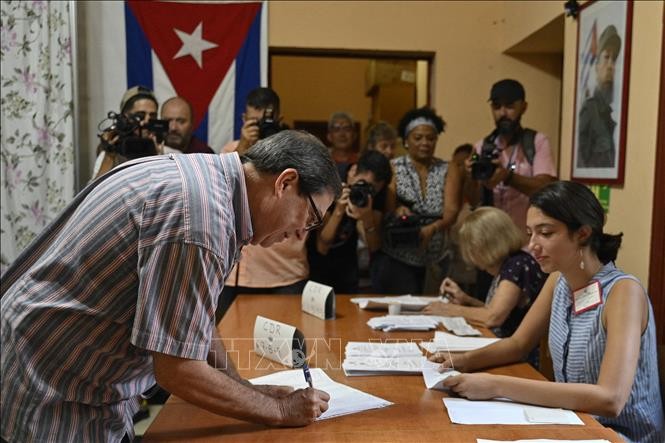 Bộ trưởng Ngoại giao Cuba Bruno Rodriguez (trái) tại điểm bầu cử Quốc hội ở La Habana ngày 26/3/2023. (Ảnh: AFP/TTXVN)