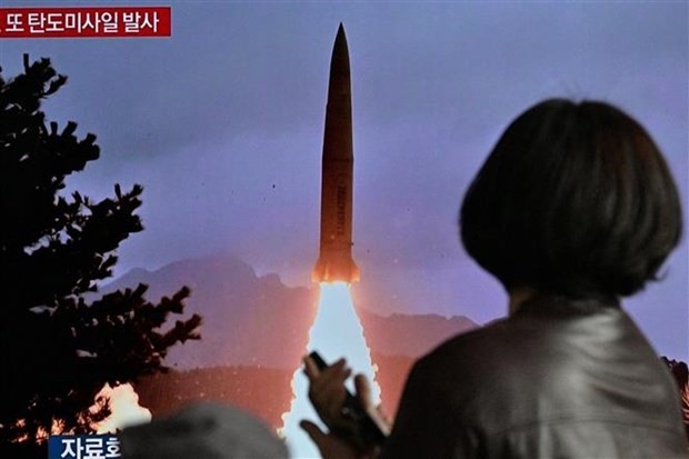 Người dân theo dõi qua truyền hình bản tin về vụ phóng tên lửa của Triều Tiên trong 1 cuộc tập trận, tại Seoul (Hàn Quốc) ngày 19/3/2023. (Ảnh: AFP/TTXVN)
