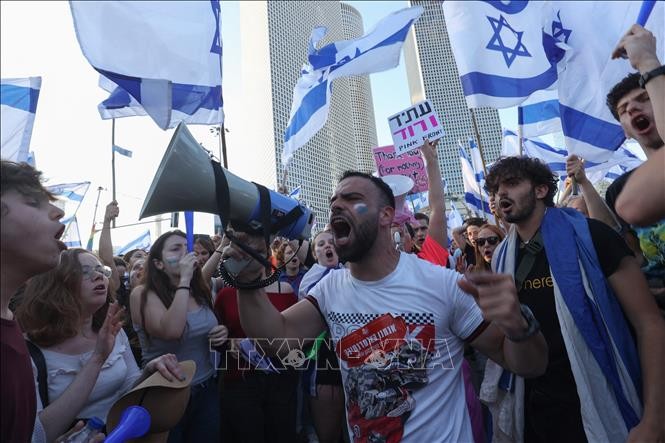 Người dân Israel tuần hành phản đối kế hoạch cải cách tư pháp của Chính phủ tại Tel Aviv, ngày 27/3/2023. (Ảnh: AFP/TTXVN)