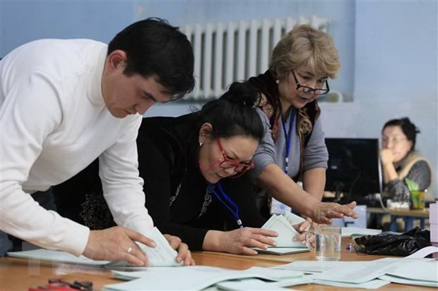 Nhân viên bầu cử kiểm phiếu sau cuộc bầu cử Quốc hội ở Almaty, Kazakhstan, ngày 19/3/2023. (Ảnh: AFP/TTXVN)