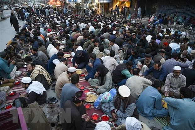 Các tín đồ Hồi giáo dùng bữa sáng trong ngày đầu tiên của tháng lễ Ramadan ở Rawalpindi, Pakistan, ngày 23/3/2023. (Ảnh: AFP/TTXVN)
