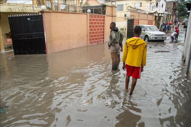 Cảnh ngập lụt sau mưa lớn tại Kinshasa, CHDC Congo. (Ảnh tư liệu: AFP/TTXVN)