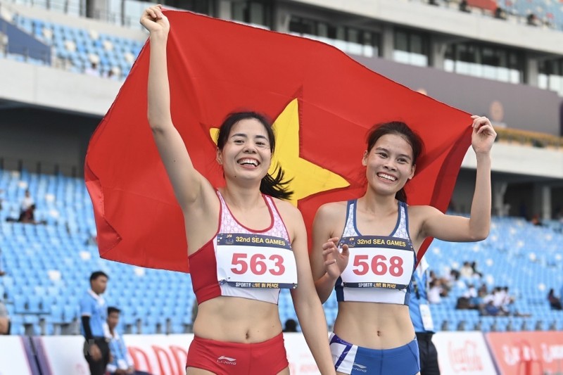 Nguyễn Thị Huyền (563) ăn mừng cùng đồng đội Nguyễn Thị Ngọc (568) sau khi 2 vận động viên Việt Nam lần lượt giành Huy chương Vàng và Huy chương Đồng nội dung chạy 400m vượt rào nữ ngày 11/5. (Ảnh: TTXVN)