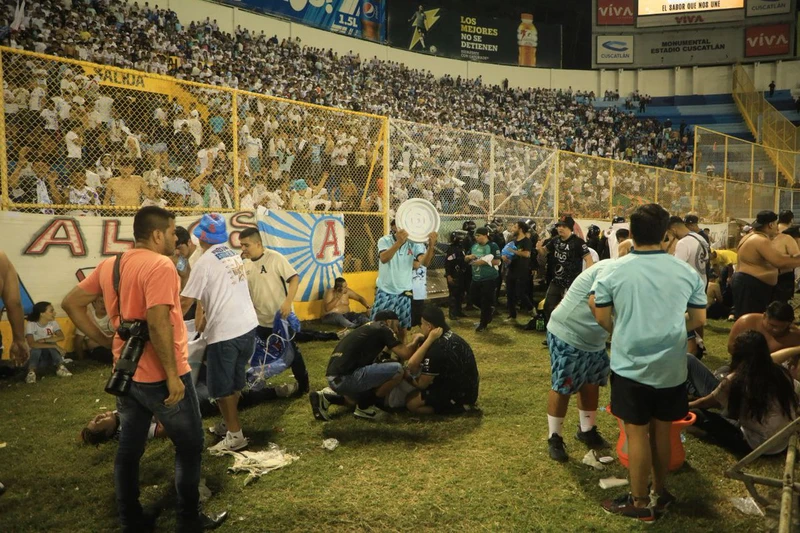 Thảm kịch giẫm đạp ở sân vận động Cuscatlan khiến ít nhất 12 người thiệt mạng và hơn 100 người bị thương. (Ảnh: Mundo en Conflicto)