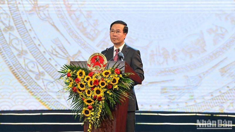 Chủ tịch nước Võ Văn Thưởng đọc diễn văn tại lễ kỷ niệm. (Ảnh: DUY LINH)