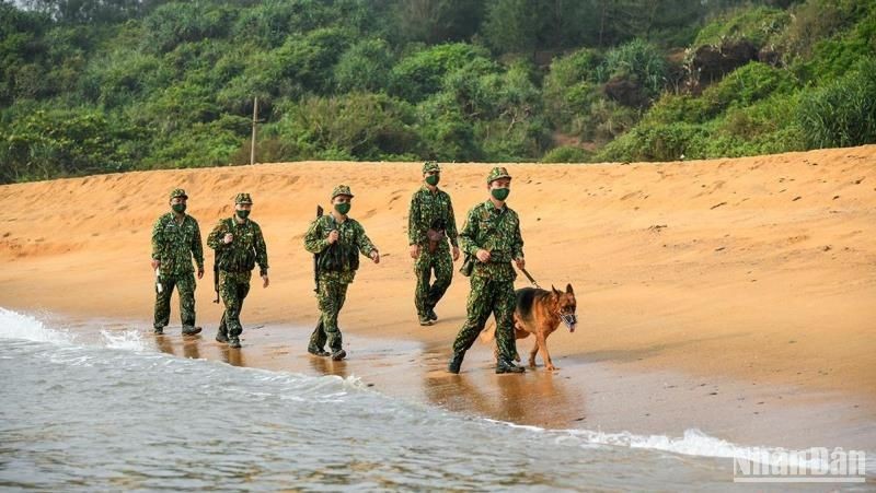 Cán bộ, chiến sĩ Đồn biên phòng cửa khẩu cảng Kỳ Hà (huyện Núi Thành, tỉnh Quảng Nam) tuần tra bảo vệ biên giới biển. (Ảnh: THÀNH ĐẠT)