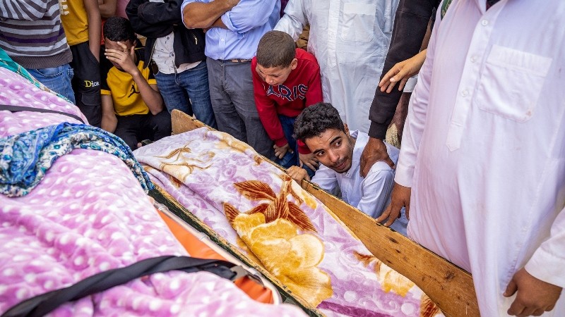 Người dân đau buồn trước sự ra đi của các nạn nhân thiệt mạng trong trận động đất ở Moulay Brahim, Maroc, ngày 9/9/2023. (Ảnh: AFP/Getty Images)