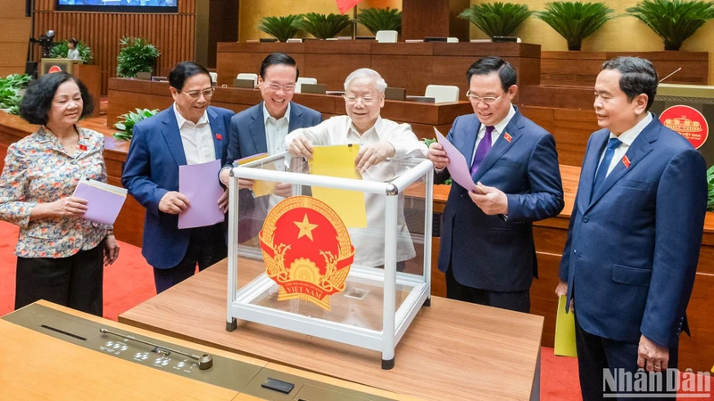 Lãnh đạo Đảng, Nhà nước bỏ phiếu kín đánh giá tín nhiệm 44 chức danh do Quốc hội bầu hoặc phê chuẩn. (Ảnh: DUY LINH)