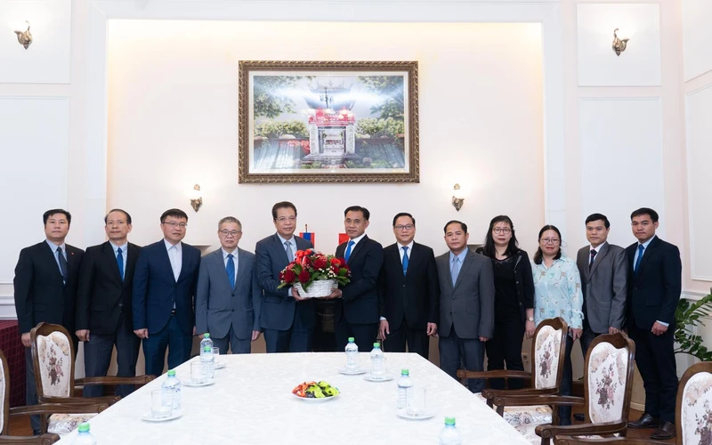 Đại diện Đại sứ quán Lào chúc mừng lãnh đạo và cán bộ Đại sứ quán Việt Nam tại Nga.