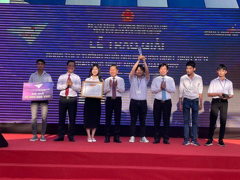 Thứ trưởng Lê Tấn Dũng trao giải cho các đội tại Cuộc thi Startup Kite 2022.