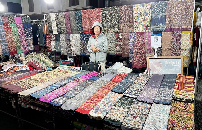Hàng dệt lụa thủ công được bày bán ở chợ đêm Luang Prabang. (Ảnh: TRỊNH DŨNG)
