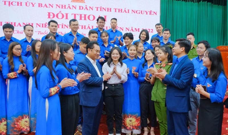 Chủ tịch Ủy ban nhân dân tỉnh Thái Nguyên đối thoại với thanh niên.