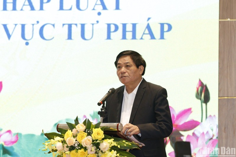 Tổng Biên tập Báo điện tử Đảng Cộng sản Việt Nam Trần Doãn Tiến phát biểu đề dẫn hội thảo.