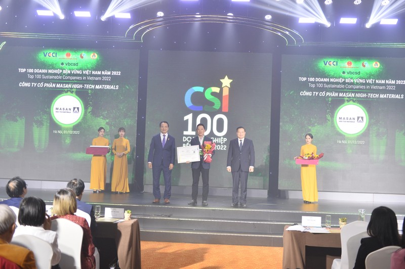 Đại diện Masan High-Tech Materials nhận giải thưởng Top 100 Doanh nghiệp bền vững Việt Nam 2022.