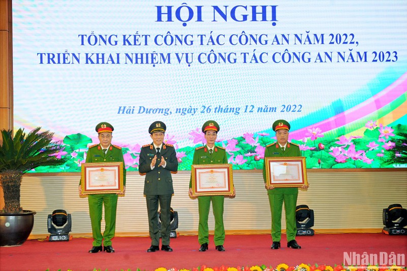Thứ trưởng Công an Lương Tam Quang trao Bằng khen của Thủ tướng Chính phủ tặng các tập thể, cá nhân có thành tích xuất sắc.