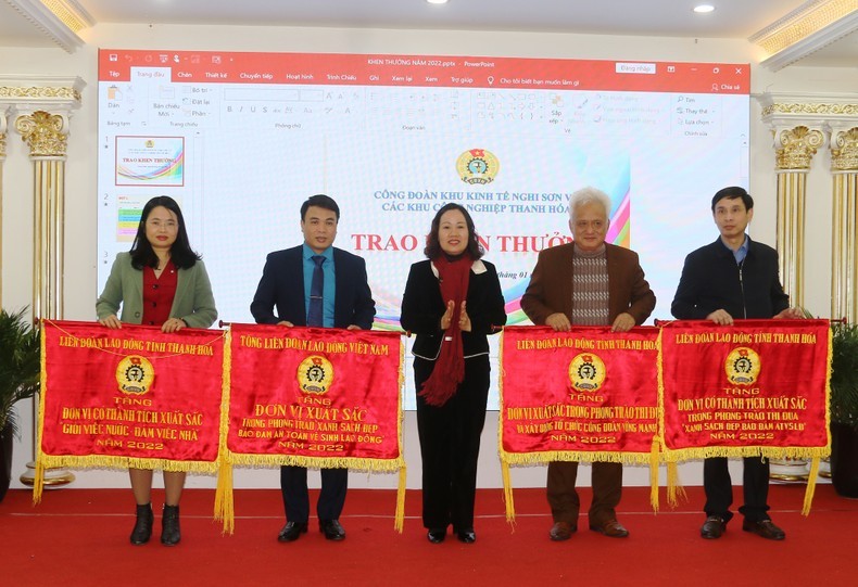 Các tập thể lao động xuất sắc ở Thanh Hóa được tặng cờ thi đua năm 2022.