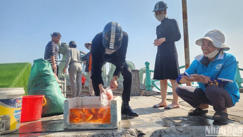 Tổ giúp dân phóng sinh cá của phường Nhật Tân được bố trí ngay khu vực đường Nguyễn Hoàng Tôn giáp hồ lớn nhất Thủ đô. (Ảnh: Sơn Bách)