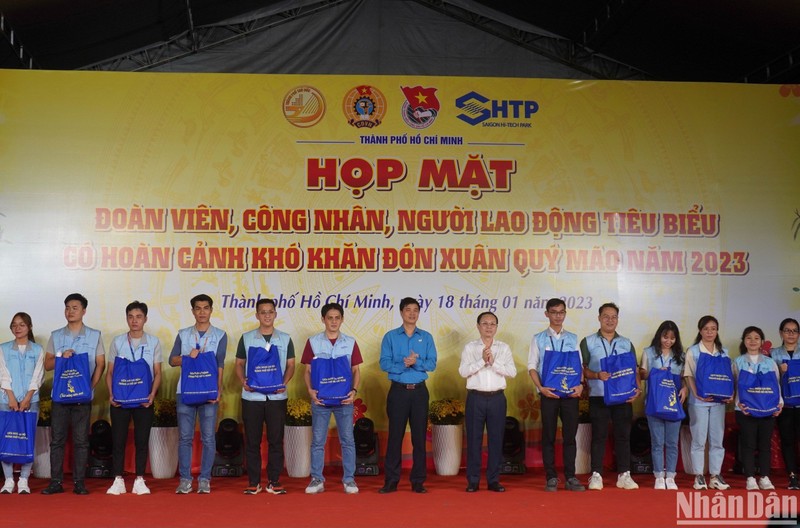 Lãnh đạo Thành phố Hồ Chí Minh và Tổng Liên đoàn Lao động Việt Nam trao quà cho công nhân lao động, tối 18/1.