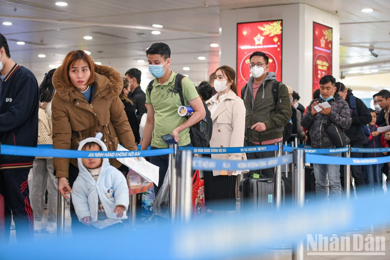 Hành khách xếp hàng đợi làm thủ tục an ninh tại sân bay quốc tế Nội Bài.