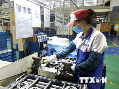 Sản xuất chi tiết động cơ, ly hợp, côn, hộp số của ô-tô, xe máy tại Công ty Exedy Việt Nam, Khu công nghiệp Khai Quang. (Ảnh: Hoàng Hùng/TTXVN)