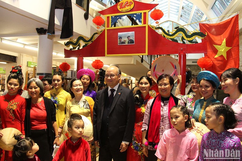 Đại sứ Đinh Toàn Thắng và Phu nhân chụp ảnh lưu niệm với bà con Việt kiều tại Saintes.