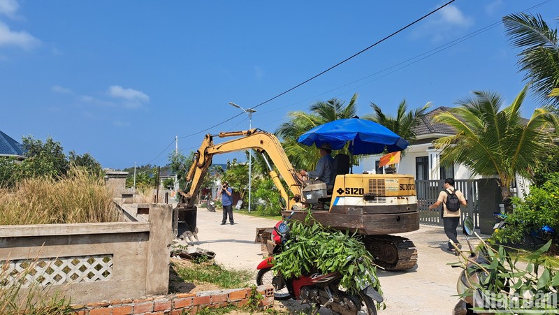 Người dân tự nguyện tháo dỡ căn biệt thự vi phạm ở khu đất 18,9ha do Nhà nước quản lý, tại thành phố Phú Quốc. 