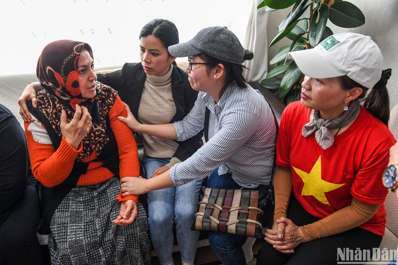 Các thành viên trong nhóm hỏi thăm, chia sẻ với một nạn nhân đã mất nhà trong trận động đất lịch sử tại Thổ Nhĩ Kỳ.