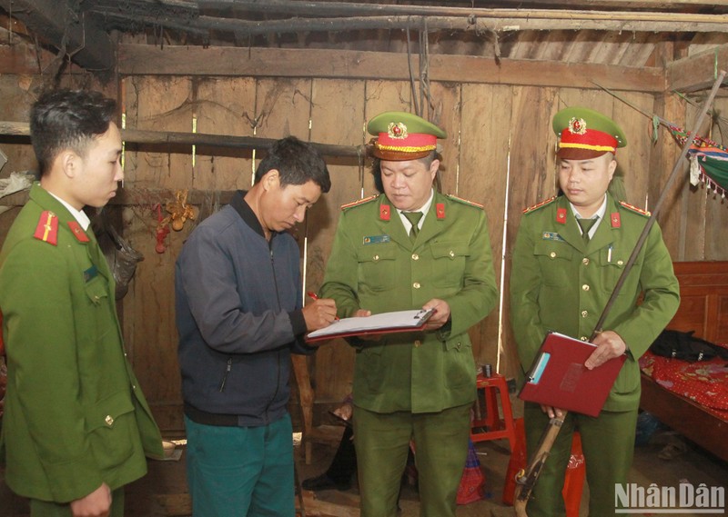 Anh Sồng A Khua, bản Tổng Cẩu tự nguyện giao nộp khẩu súng tự chế cho công an xã Mường Thải.