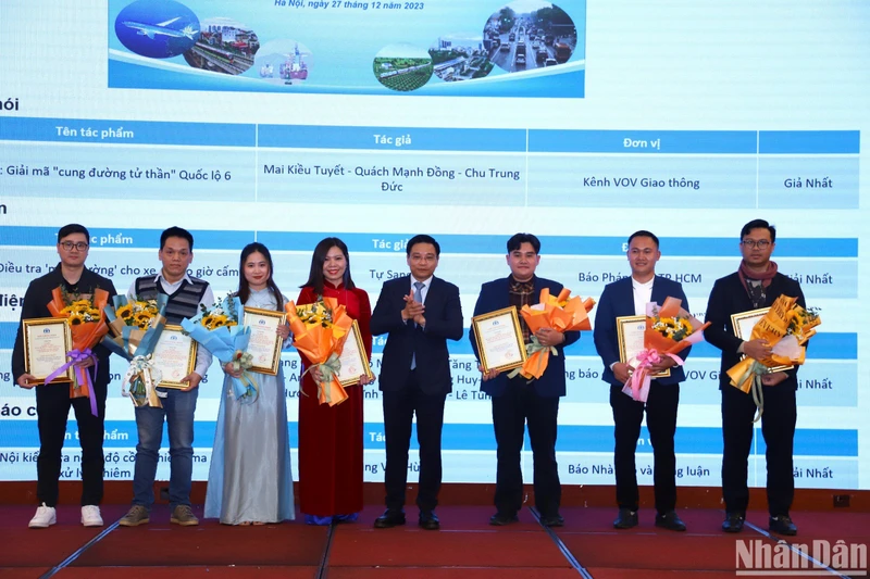 Đồng chí Nguyễn Văn Thắng, Ủy viên Trung ương Đảng, Bộ trưởng Giao thông vận tải trao Giải Nhất cho các tác giả.