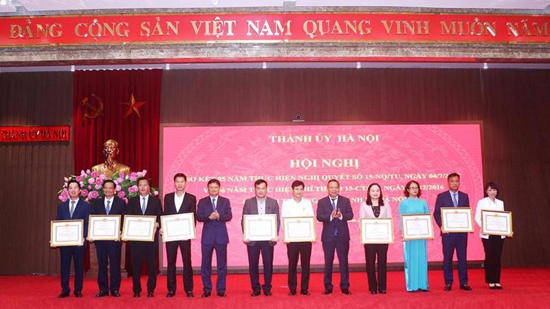 Lãnh đạo thành phố Hà Nội tặng bằng khen cho các đơn vị thực hiện tốt Nghị quyết 15 và Chỉ thị 15.