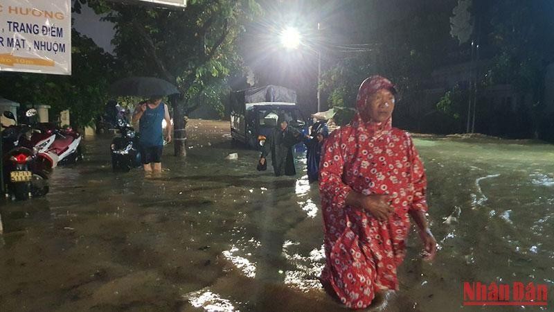 Khu dân cư thuộc phường Ghềnh Ráng, thành phố Quy Nhơn, tỉnh Bình Định bị ngập sâu trong nước lũ vào đêm 11/10.