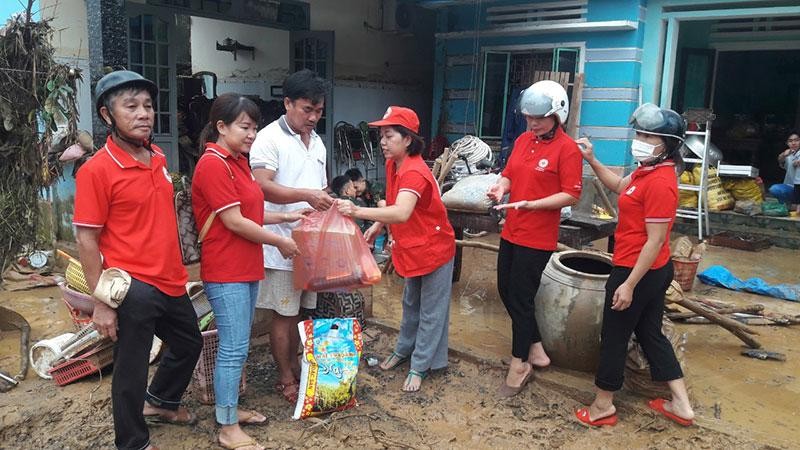 Hỗ trợ khẩn cấp cho các hộ tại xã Hòa Nhơn.