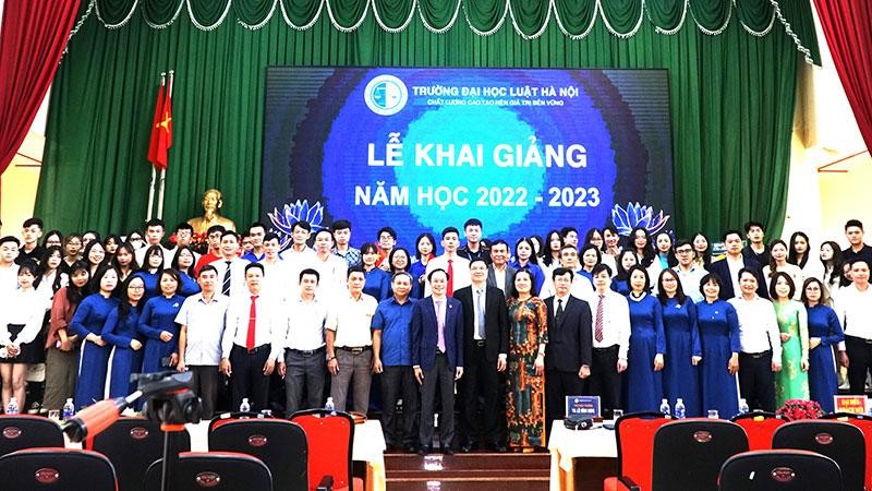 Lãnh đạo Trường đại học Luật Hà Nội và Phân hiệu Trường đại học Luật Hà Nội tại tỉnh Đắk Lắk cùng các đại biểu, giảng viên, sinh viên của Phân hiệu tại lễ khai giảng.