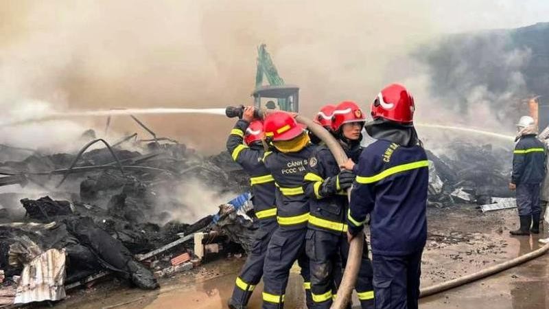 Hà Nội: Dập tắt vụ cháy lớn tại kho hàng ở huyện Thanh Oai